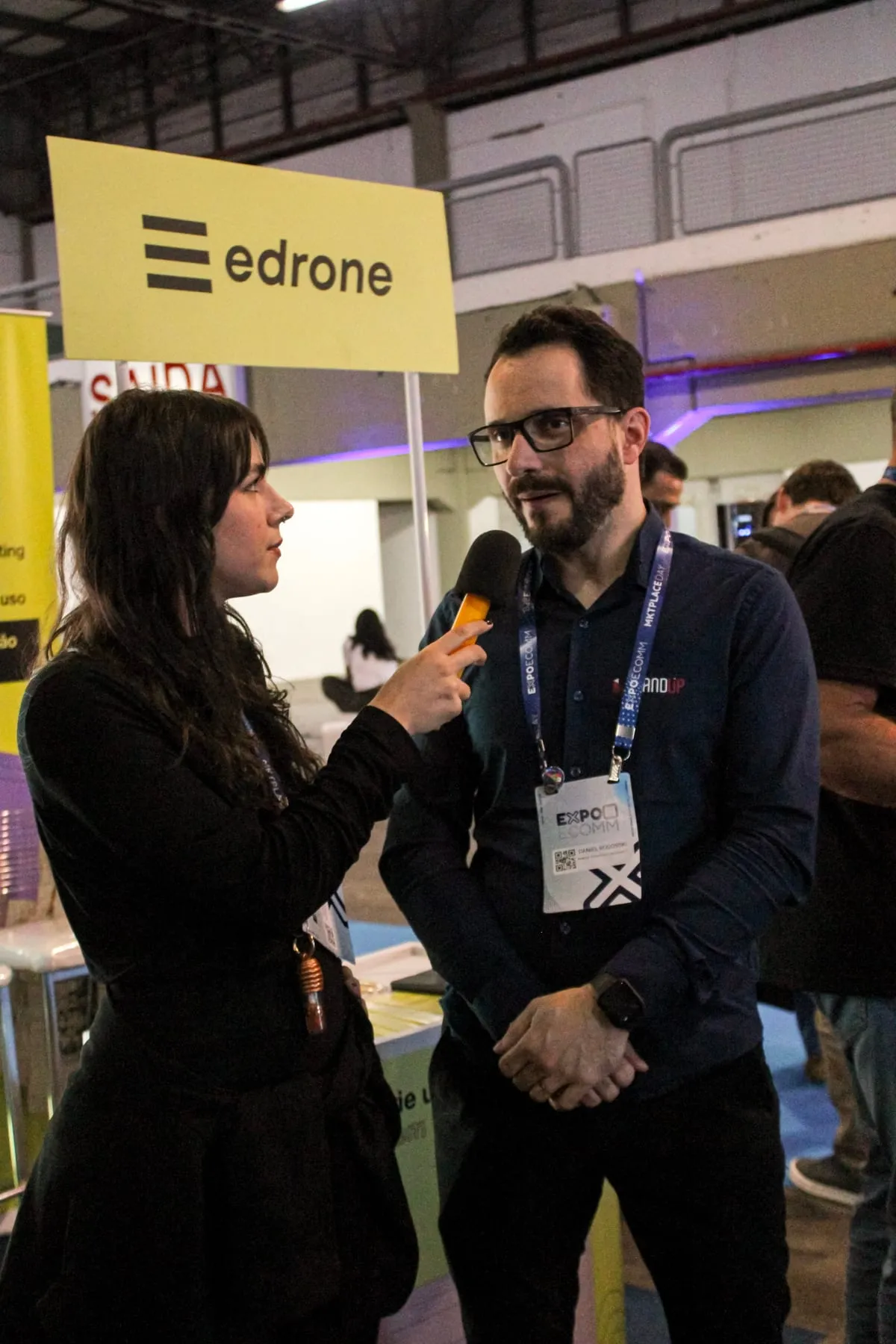 Daniel Rogoski, sócio da BRANDUP, sendo entrevistado durante a ExpoEcomm, feira nacional de e-commerce