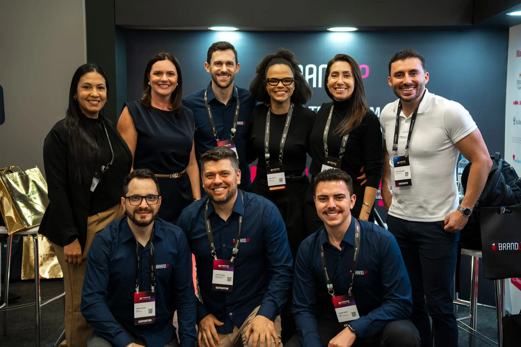 Sócios da BRANDUP ao lado de clientes e das executivas Laura Chiavone e Erika Araujo, Director e Head of Agency Brazil, em evento nacional de e-commerce