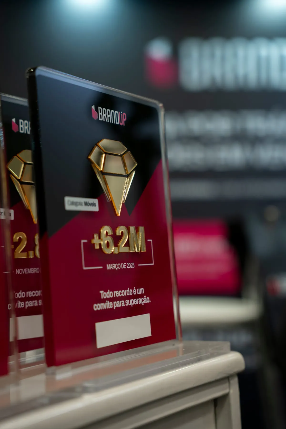 Placa comemorativa da BRANDUP de recorde de mais de R$ 6,2 milhões em vendas, março de 2025, segmento de móveis