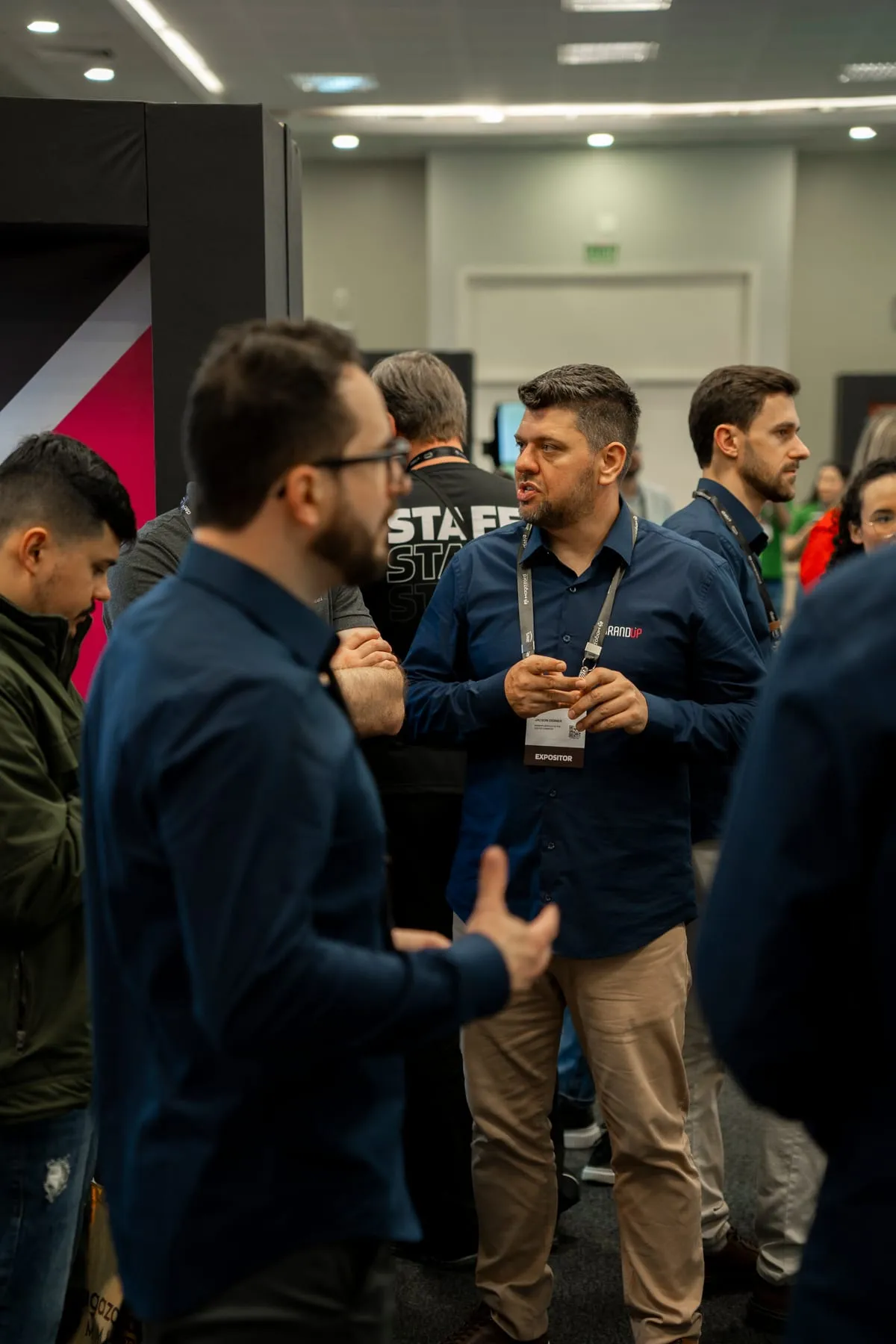 Sócio da BRANDUP em conversa com cliente durante evento de e-commerce