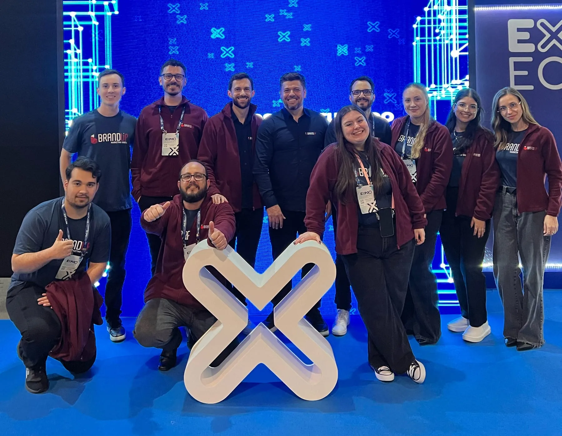 Equipe da BRANDUP reunida no estande da agência na ExpoEcomm, feira nacional de e-commerce